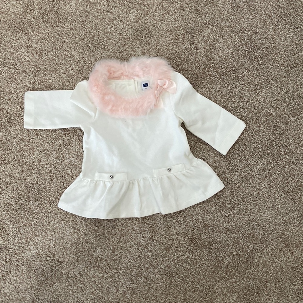 NWT Toddler girl’s 2T cream colored faux fur top with pink bow Janie and Jack